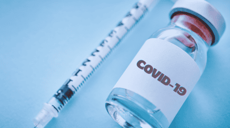 Por primera vez el Gobierno federal aplicaría vacunas actualizadas contra COVID-19, de la empresa Moderna. ESPECIAL / CANVA