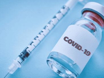 Por primera vez el Gobierno federal aplicaría vacunas actualizadas contra COVID-19, de la empresa Moderna. ESPECIAL / CANVA