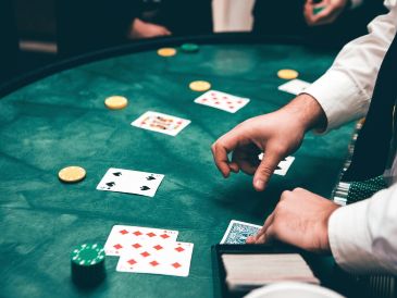 Entre juegos de azar, póker, blackjack, ruletas y otras dinámicas, miles de usuarios visitan constantemente las casas de apuestas o casinos con el objetivo de apostar dinero y pasar un momento de diversión. ESPECIAL / CANVA
