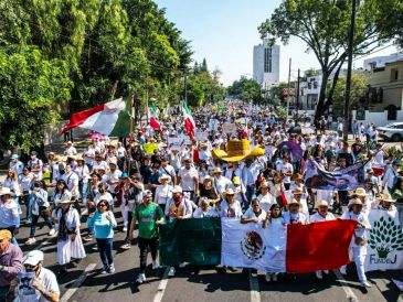 Los organizadores señalaron que más de 30 asociaciones civiles se sumaron a la manifestación, así como familiares y colectivos de búsqueda de personas desaparecidas, quienes llevaban y repartían carteles y fotografías de sus seres queridos. EL INFORMADOR/ A. Navarro
