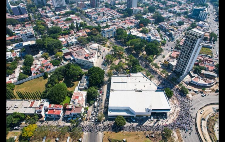 Los organizadores señalaron que más de 30 asociaciones civiles se sumaron a la manifestación, así como familiares y colectivos de búsqueda de personas desaparecidas, quienes llevaban y repartían carteles y fotografías de sus seres queridos. EL INFORMADOR/ A. Navarro