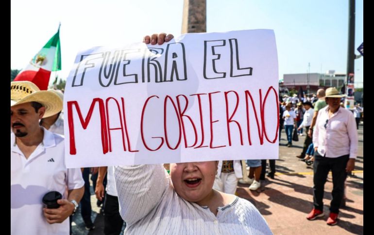 Los organizadores señalaron que más de 30 asociaciones civiles se sumaron a la manifestación, así como familiares y colectivos de búsqueda de personas desaparecidas, quienes llevaban y repartían carteles y fotografías de sus seres queridos. EL INFORMADOR/ A. Navarro