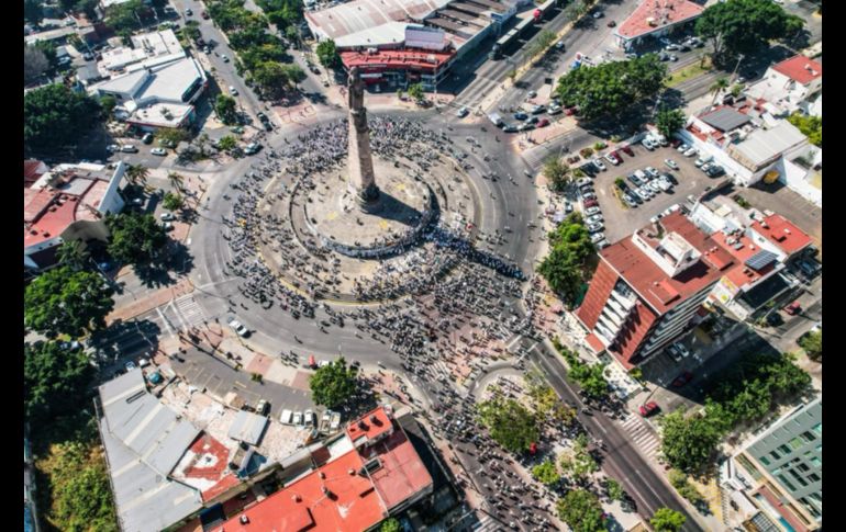 Los organizadores señalaron que más de 30 asociaciones civiles se sumaron a la manifestación, así como familiares y colectivos de búsqueda de personas desaparecidas, quienes llevaban y repartían carteles y fotografías de sus seres queridos. EL INFORMADOR/ A. Navarro