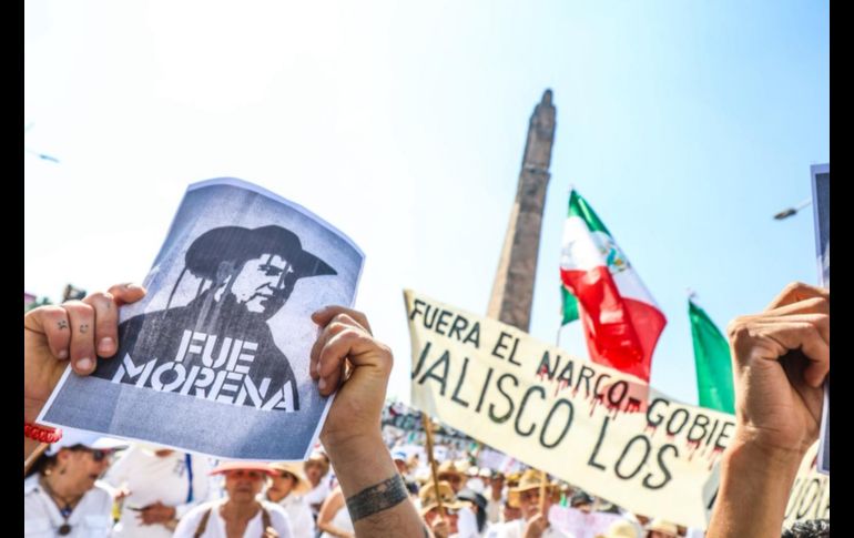 Los organizadores señalaron que más de 30 asociaciones civiles se sumaron a la manifestación, así como familiares y colectivos de búsqueda de personas desaparecidas, quienes llevaban y repartían carteles y fotografías de sus seres queridos. EL INFORMADOR/ A. Navarro