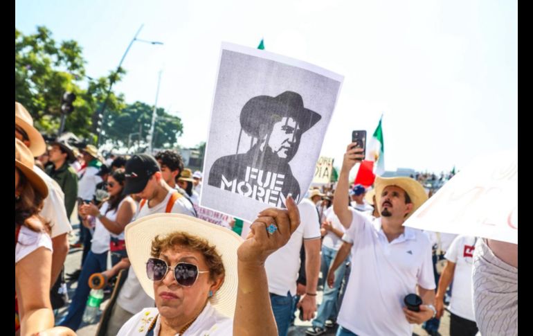 Los organizadores señalaron que más de 30 asociaciones civiles se sumaron a la manifestación, así como familiares y colectivos de búsqueda de personas desaparecidas, quienes llevaban y repartían carteles y fotografías de sus seres queridos. EL INFORMADOR/ A. Navarro