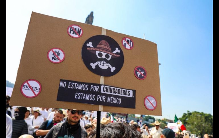 Los organizadores señalaron que más de 30 asociaciones civiles se sumaron a la manifestación, así como familiares y colectivos de búsqueda de personas desaparecidas, quienes llevaban y repartían carteles y fotografías de sus seres queridos. EL INFORMADOR/ A. Navarro