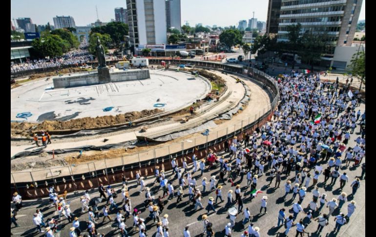 Los organizadores señalaron que más de 30 asociaciones civiles se sumaron a la manifestación, así como familiares y colectivos de búsqueda de personas desaparecidas, quienes llevaban y repartían carteles y fotografías de sus seres queridos. EL INFORMADOR/ A. Navarro