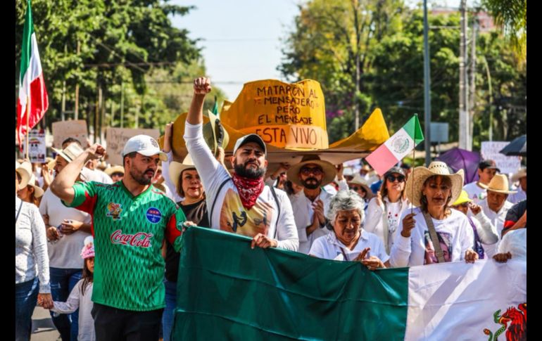 Los organizadores señalaron que más de 30 asociaciones civiles se sumaron a la manifestación, así como familiares y colectivos de búsqueda de personas desaparecidas, quienes llevaban y repartían carteles y fotografías de sus seres queridos. EL INFORMADOR/ A. Navarro