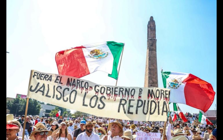Los organizadores señalaron que más de 30 asociaciones civiles se sumaron a la manifestación, así como familiares y colectivos de búsqueda de personas desaparecidas, quienes llevaban y repartían carteles y fotografías de sus seres queridos. EL INFORMADOR/ A. Navarro