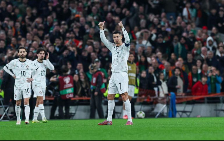 Cristiano Ronaldo abandona la cancha tras su expulsión en la derrota de Portugal ante Irlanda en Dublín. EFE