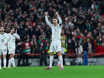 Cristiano Ronaldo abandona la cancha tras su expulsión en la derrota de Portugal ante Irlanda en Dublín. EFE