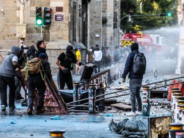 Los manifestantes comenzaron a hacer pintas en Palacio de Gobierno, pero también a lanzar piedras contra las puertas de Palacio de Gobierno y las ventanas del edifico gubernamental. EL INFORMADOR/ A. Navarro