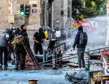 Los manifestantes comenzaron a hacer pintas en Palacio de Gobierno, pero también a lanzar piedras contra las puertas de Palacio de Gobierno y las ventanas del edifico gubernamental. EL INFORMADOR/ A. Navarro