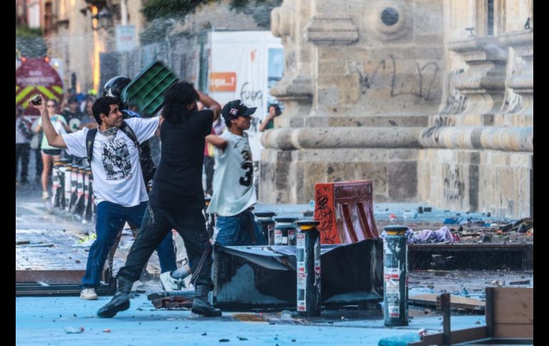 Los manifestantes comenzaron a hacer pintas en Palacio de Gobierno, pero también a lanzar piedras contra las puertas de Palacio de Gobierno y las ventanas del edifico gubernamental. EL INFORMADOR/ A. Navarro