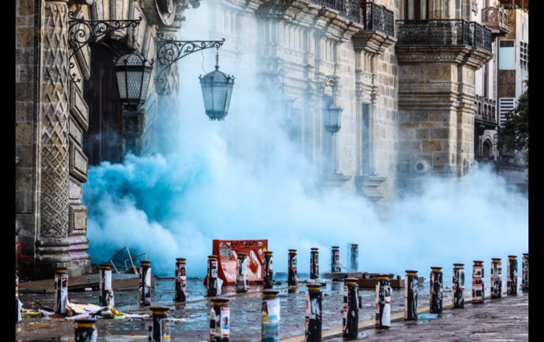 Los manifestantes comenzaron a hacer pintas en Palacio de Gobierno, pero también a lanzar piedras contra las puertas de Palacio de Gobierno y las ventanas del edifico gubernamental. EL INFORMADOR/ A. Navarro