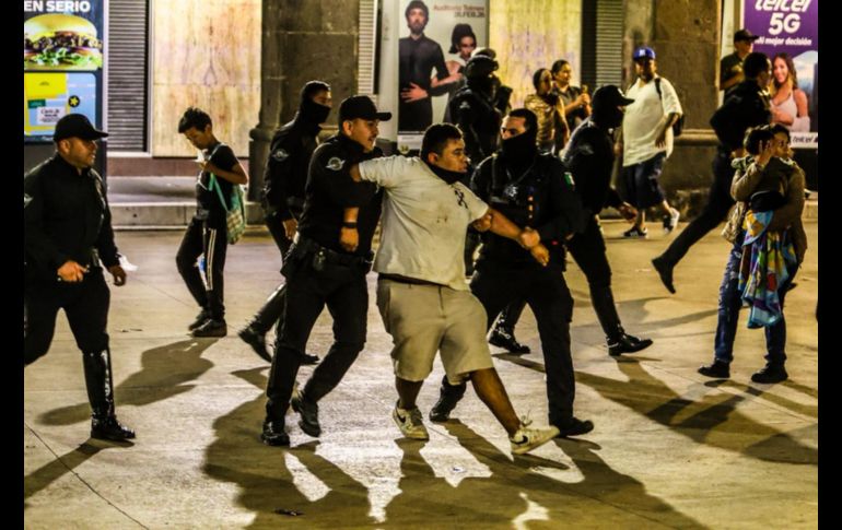 Los manifestantes comenzaron a hacer pintas en Palacio de Gobierno, pero también a lanzar piedras contra las puertas de Palacio de Gobierno y las ventanas del edifico gubernamental. EL INFORMADOR/ A. Navarro