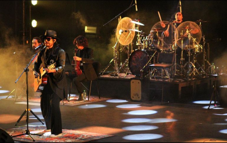 “Buenas noches, amigos queridos de Guadalajara”, saludó entre risas antes de tomar la guitarra para “Intenta amar”. EL INFORMADOR/ H. Navarro