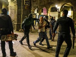 A los detenidos les fueron asegurados botes con gasolina, thinner, bombas molotov, barras de metal, petardos y bombas de gas lacrimógeno. EL INFORMADOR/A. Navarro