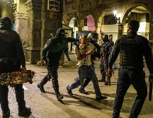 A los detenidos les fueron asegurados botes con gasolina, thinner, bombas molotov, barras de metal, petardos y bombas de gas lacrimógeno. EL INFORMADOR/A. Navarro