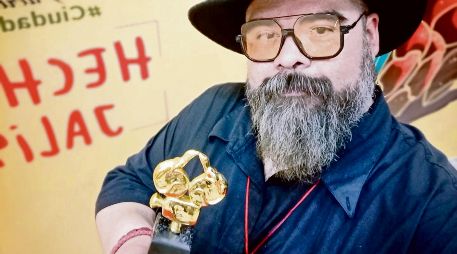 Reconocido con “La Iguana de Oro”, el director posa tras la proyección de “Abracadáver”, en el Festival Internacional de Cine en Puerto Vallarta. ESPECIAL