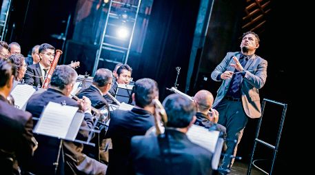 Fabián Torres. El director de la Banda Sinfónica de Zapopan lidera la celebración por el 30 aniversario del ensamble. ESPECIAL