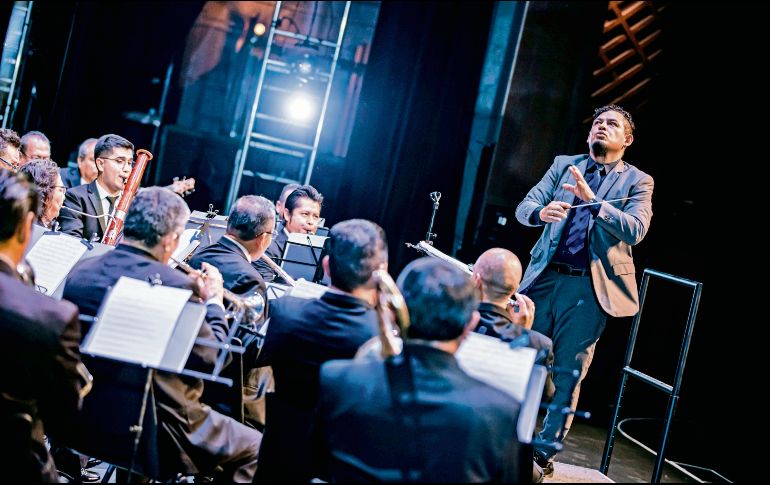 Fabián Torres. El director de la Banda Sinfónica de Zapopan lidera la celebración por el 30 aniversario del ensamble. ESPECIAL
