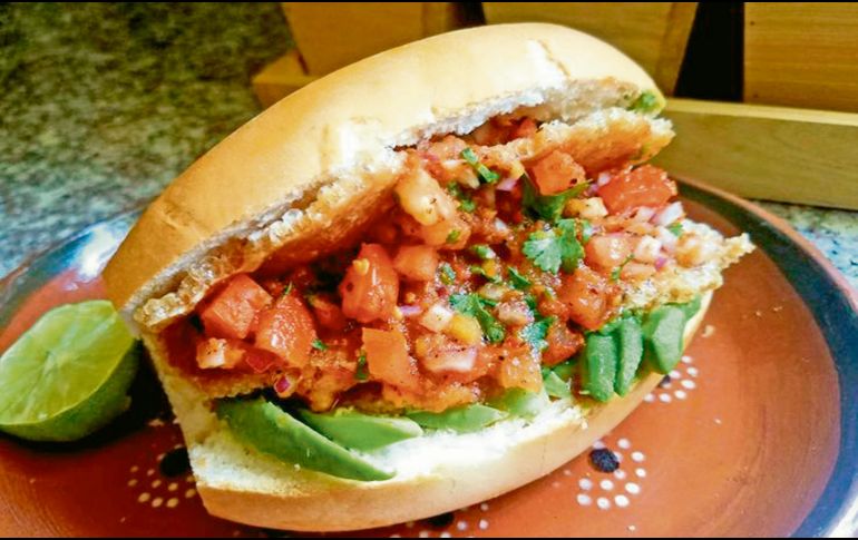 Guacamaya tradicional leonesa. Bolillo crujiente con chicharrón, cueritos y salsa, un clásico imperdible de la gastronomía callejera de León. ESPECIAL