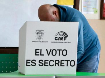 En las otras cuestiones, Noboa plantea reducir el número de integrantes de la Asamblea Nacional (Parlamento) de 151 a 73 representantes. EFE/ G. BENALCAZAR