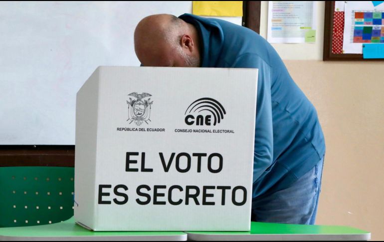 En las otras cuestiones, Noboa plantea reducir el número de integrantes de la Asamblea Nacional (Parlamento) de 151 a 73 representantes. EFE/ G. BENALCAZAR