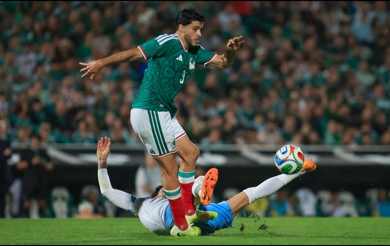 Raúl Jiménez se molestó por la reacción de los mexicanos en el Estadio Corona contra el portero del Tri, Raúl Rangel. Imago7 / ARCHIVO