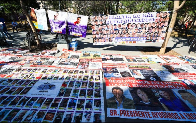 En la jornada de búsqueda en vida de personas desaparecidas se pegaron alrededor de tres mil cédulas en el Centro Histórico de Guadalajara. EL INFORMADOR / J. ACOSTA