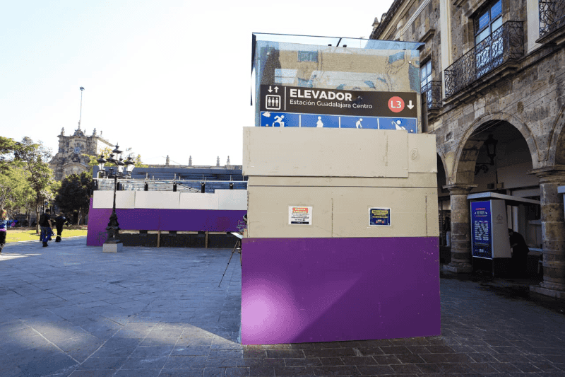 Así se encuentran los accesos la estación Guadalajara Centro de la Línea 3 del Tren Ligero tras la marcha del sábado. EL INFORMADOR/J. Acosta 