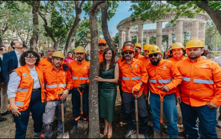 Acompañada por personal de Medio Ambiente y de Parques y Jardines, la alcaldesa participó en la siembra del nuevo árbol, que desde este fin de semana adornará La Rotonda de los Jaliscienses Ilustres. ESPECIAL
