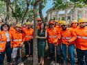 Acompañada por personal de Medio Ambiente y de Parques y Jardines, la alcaldesa participó en la siembra del nuevo árbol, que desde este fin de semana adornará La Rotonda de los Jaliscienses Ilustres. ESPECIAL