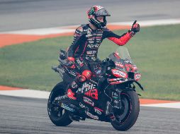 El piloto italiano en la categoría de Moto GP, Marco Bezzecchi, celebra su victoria al finalizar la carrera del Gran Premio de la Comunitat Valencia de MotoGP que se disputa en el Circuito Ricardo Tormo. EFE / M. Bruque