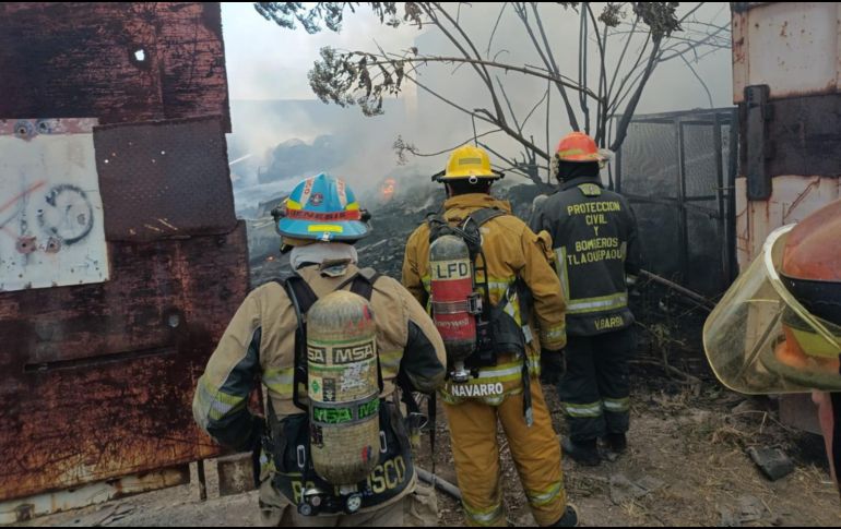 Elementos de tres coordinaciones de Protección Civil y Bomberos acudieron al sitio para controlar el incendio. ESPECIAL / FACEBOOK Protección Civil Jalisco