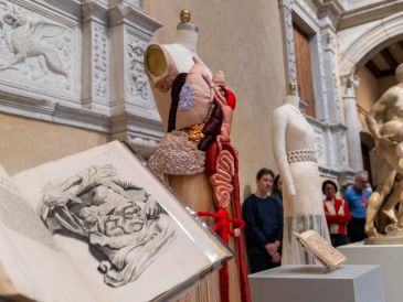 Max Hollein presentó el tema de la MET Gala 2026 en una rueda de prensa en la que estaba presente Anna Wintour. EFE / Angel Colmenares