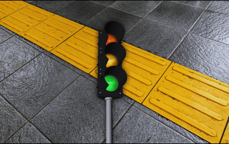 Para mejorar la accesibilidad urbana, mencionó que se requiere la instalación de semáforos sonoros y señales podotáctiles. ESPECIAL / CANVA