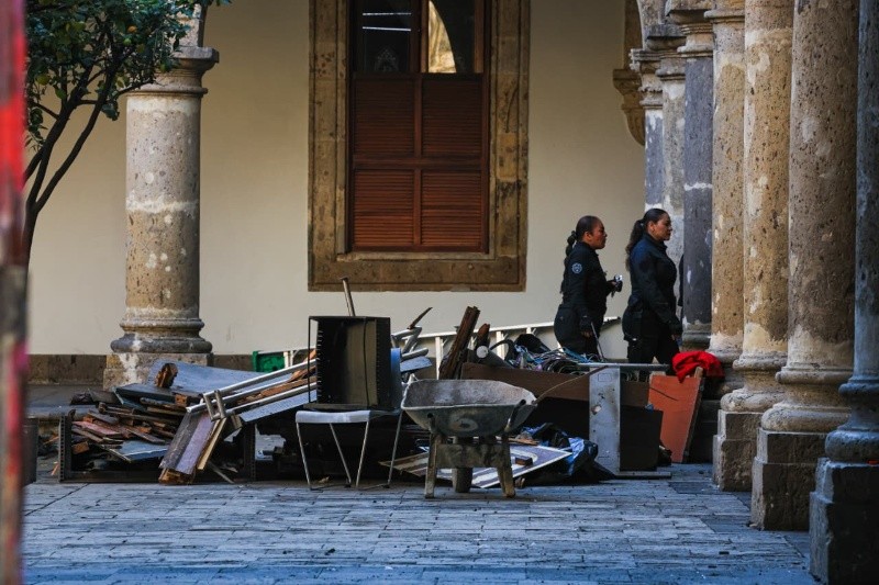 Labores de limpieza tras las manifestaciones del sábado en Guadalajara. EL INFORMADOR / J. Acosta