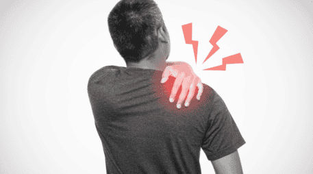 Este malestar se caracteriza por un proceso doloroso en la región del hombro que suele ser más intenso por la noche o durante la actividad laboral: ESPECIAL / CANVA