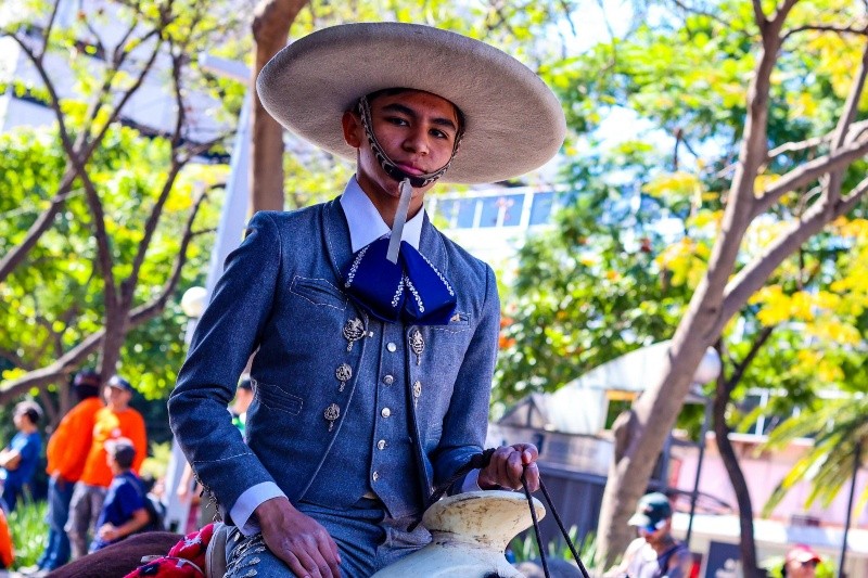 Motociclistas, charros, personal del Zoológico de Guadalajara, Dulces de la Rosa… todos los contingentes llenaron de vitalidad el recorrido. EL INFORMADOR / A. NAVARRO&nbsp;