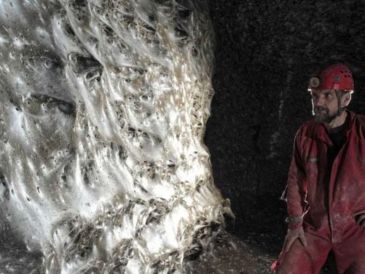 La investigación reporta que la red de salas y pasadizos tallados por el río Sarantaporos, llamada la Cueva del Azufre, cuya entrada está en Grecia, se extiende a lo largo de aproximadamente 106 metros cuadrados. EFE