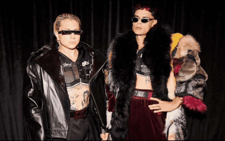 Los recientes ganadores de 5 Latín Grammys se vieron envueltos en una polémica, mientras grababan un videoclip en medio de un avión en pleno vuelo, cuando Paco Amoroso chocó contra una azafata. Instagram/ca7rielypacoamoroso