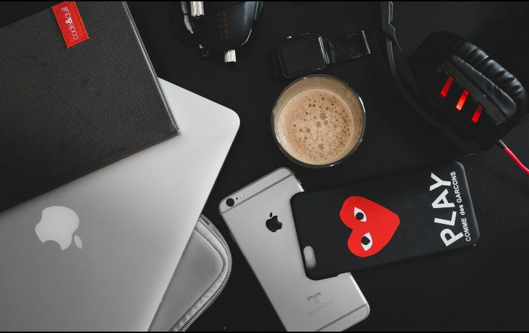 Cabe señalar que antes de realizar cualquier proceso de limpieza debes apagar y desconectar de la corriente el celular o aparato electrónico. Unsplash