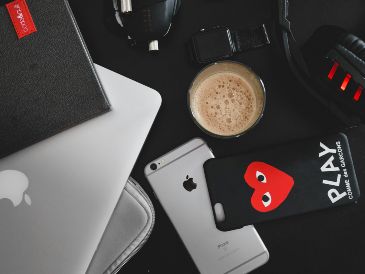 Cabe señalar que antes de realizar cualquier proceso de limpieza debes apagar y desconectar de la corriente el celular o aparato electrónico. Unsplash