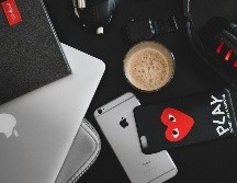 Cabe señalar que antes de realizar cualquier proceso de limpieza debes apagar y desconectar de la corriente el celular o aparato electrónico. Unsplash