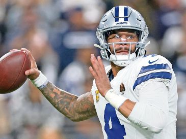 Dak Prescott hizo cuatro pases de anotación y sumó 246 yardas. AFP/C. Petersen