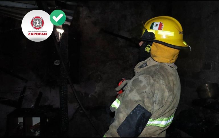 Elementos de la Base 3 de Protección Civil y Bomberos de Zapopan atendieron el incendio. ESPECIAL / FACEBOOK Protección Civil y Bomberos Zapopan