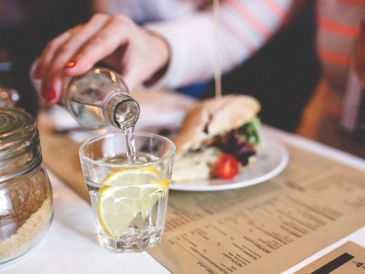 El estómago tiene una capacidad limitada. Si se llena simultáneamente de comida y grandes cantidades de agua, podrías provocar incómodos problemas digestivos. CANVA