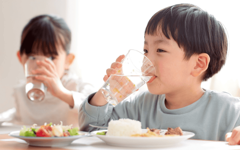 No es necesario evitar el agua mientras comes, de hecho beber pequeños sorbos es lo recomendable. CANVA